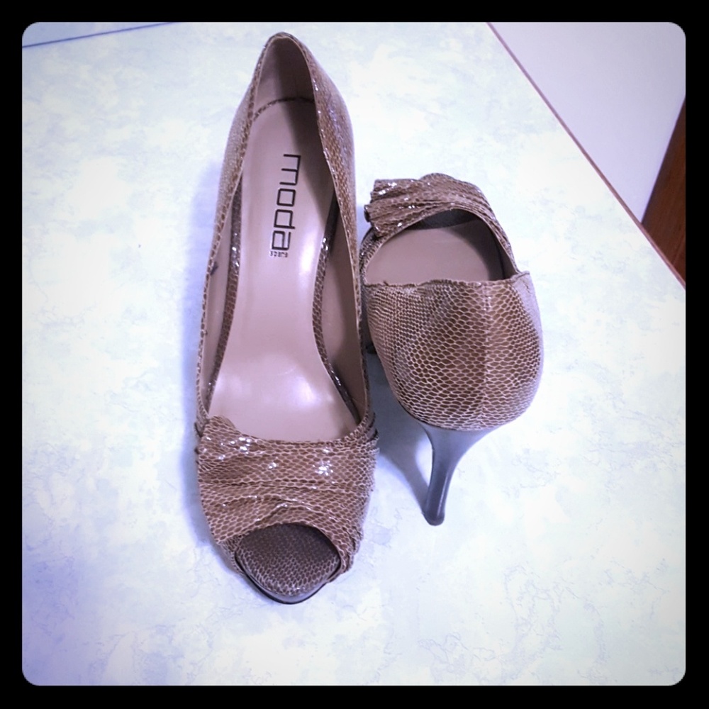 Moda Taupe Heels